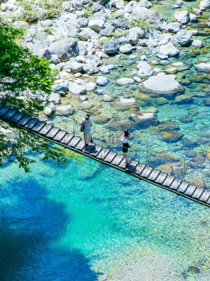 橋を渡る家族の写真